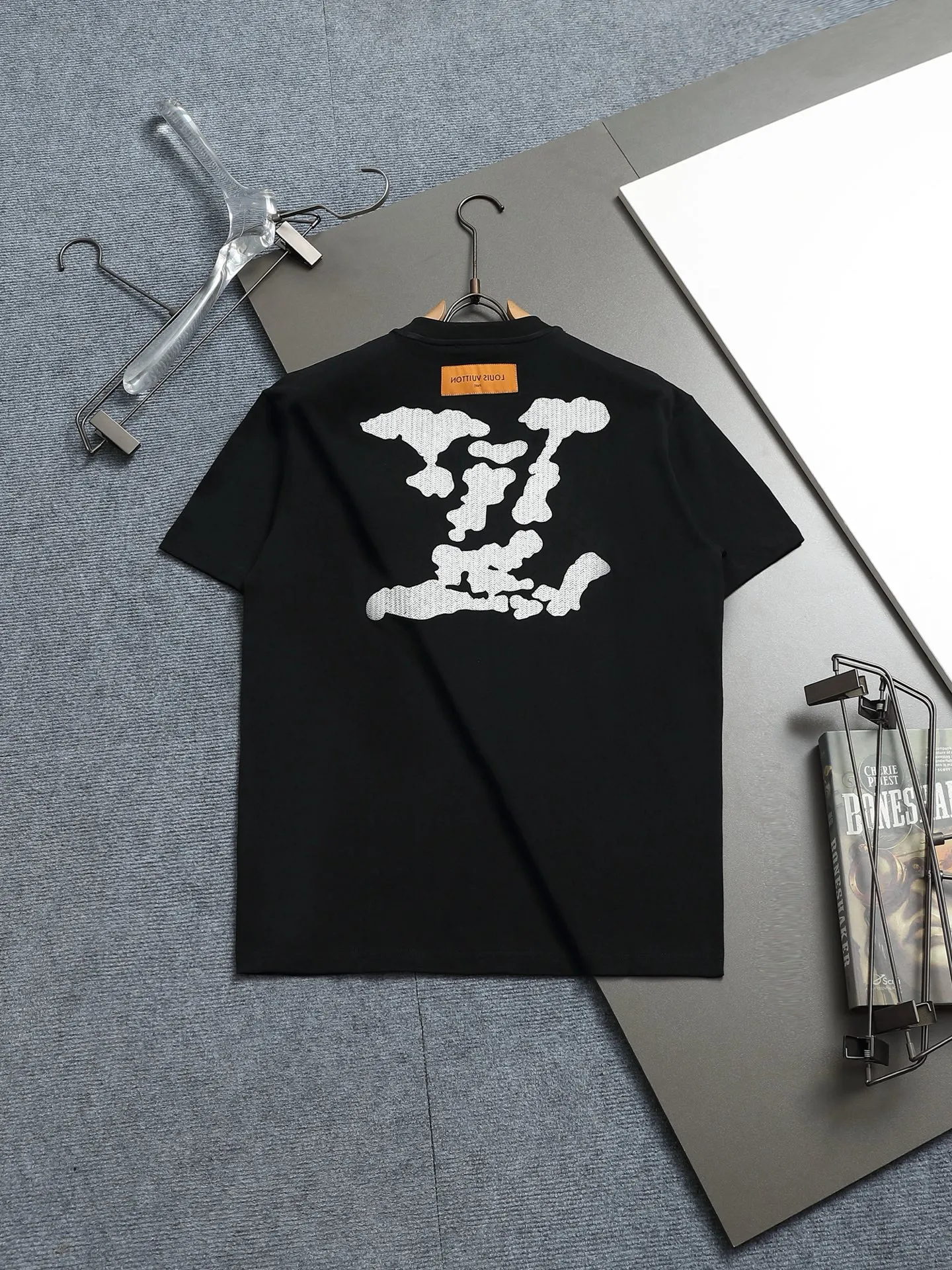 🅿️170 High-quality Louis LV. The small logo on it is full of high-end. Embroidered pattern T-shirt short-sleeved ZP feel. The embroidery is clear, full and delicate. Perfectly restored. Same style for men and women. Color: black. Size XS.S.M.L.